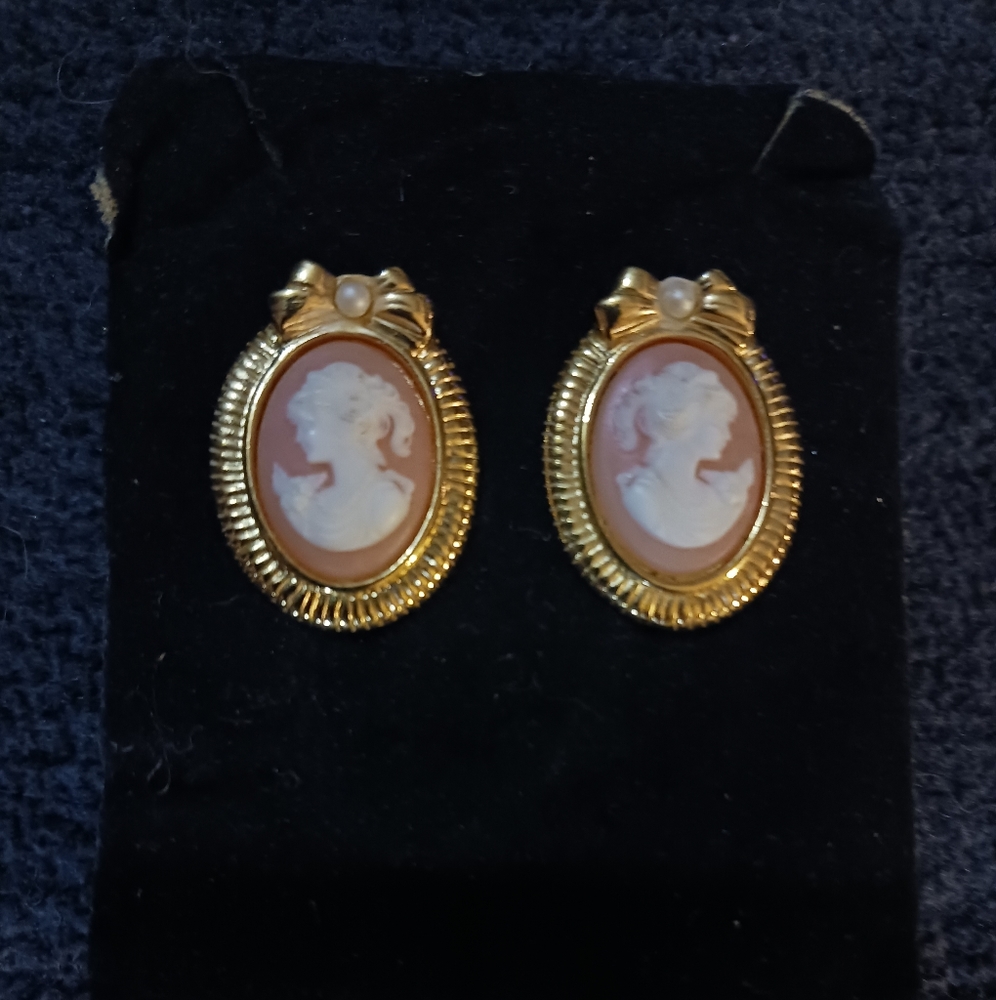 Vintage 1980's Avon Pink Cameo Pierced Earrings